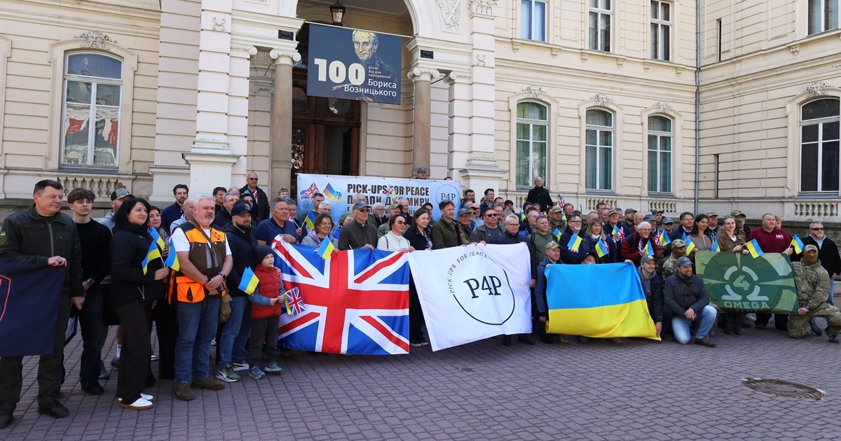 Британські волонтери доставили до Львова 38 пікапів для фронту
