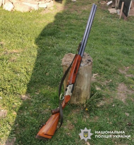 На Львівщині 50-річний чоловік поранив односельця з рушниці та сховався в лісі