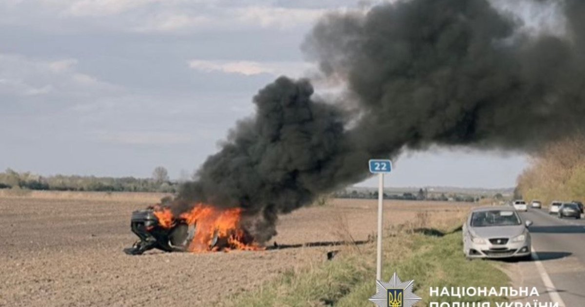 На Львівщині внаслідок ДТП згорів позашляховик Audi Q8