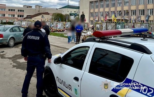На Одещині автомобіль зруйнував частину Алеї героїв