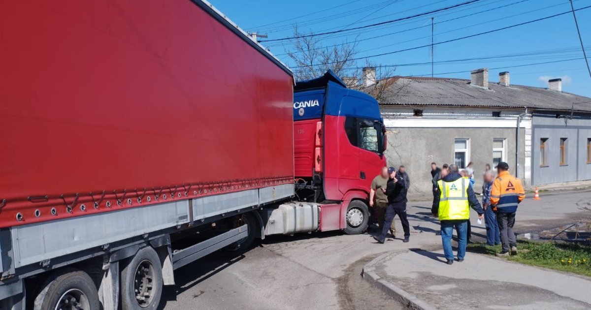 У Львівській області підліток потрапив у ДТП: мотоцикл зіткнувся з вантажівкою