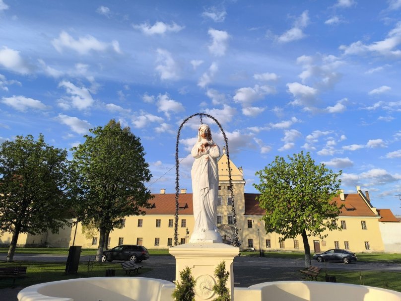 У Жовкві поліція розслідує акт вандалізму щодо фігури Богородиці в центрі міста
