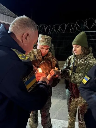 В Україну доставили Благодатний вогонь