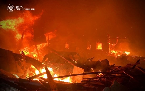 Ворожі БПЛА атакують Чернігів: вогонь охоплює житлові будинки