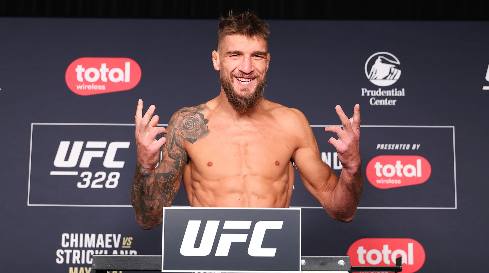 Амосов здобув другу впевнену перемогу в UFC, перемігши Альвареса домінуючим стилем