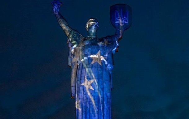 Батьківщина-матір освітлена кольорами прапора Європейського Союзу