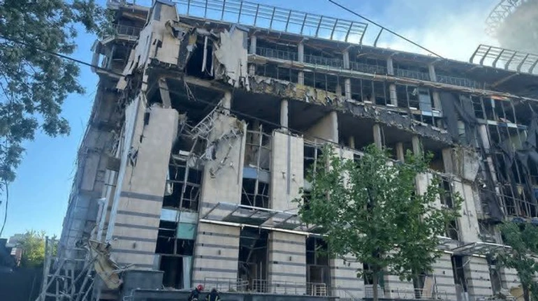 Частковий демонтаж зруйнованого внаслідок російських атак БЦ "Лук'янівський" розпочато