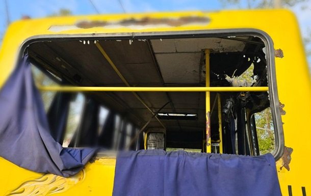 Дрон окупантів обстріляв автобус на Херсонщині: загиблий серед пасажирів