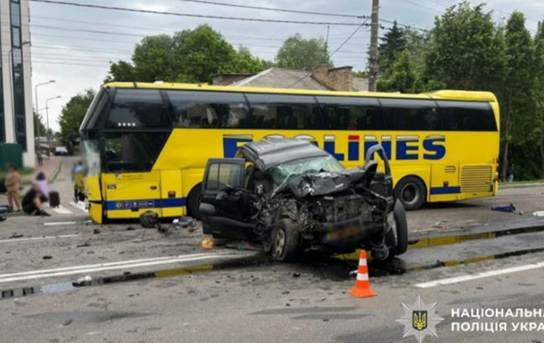 ДТП у Борисполі: зіткнення джипа з автобусом призвело до загибелі та травмування людей