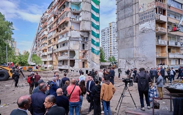 Іноземні дипломати відвідали місце ракетного удару Росії по житловому будинку в Києві