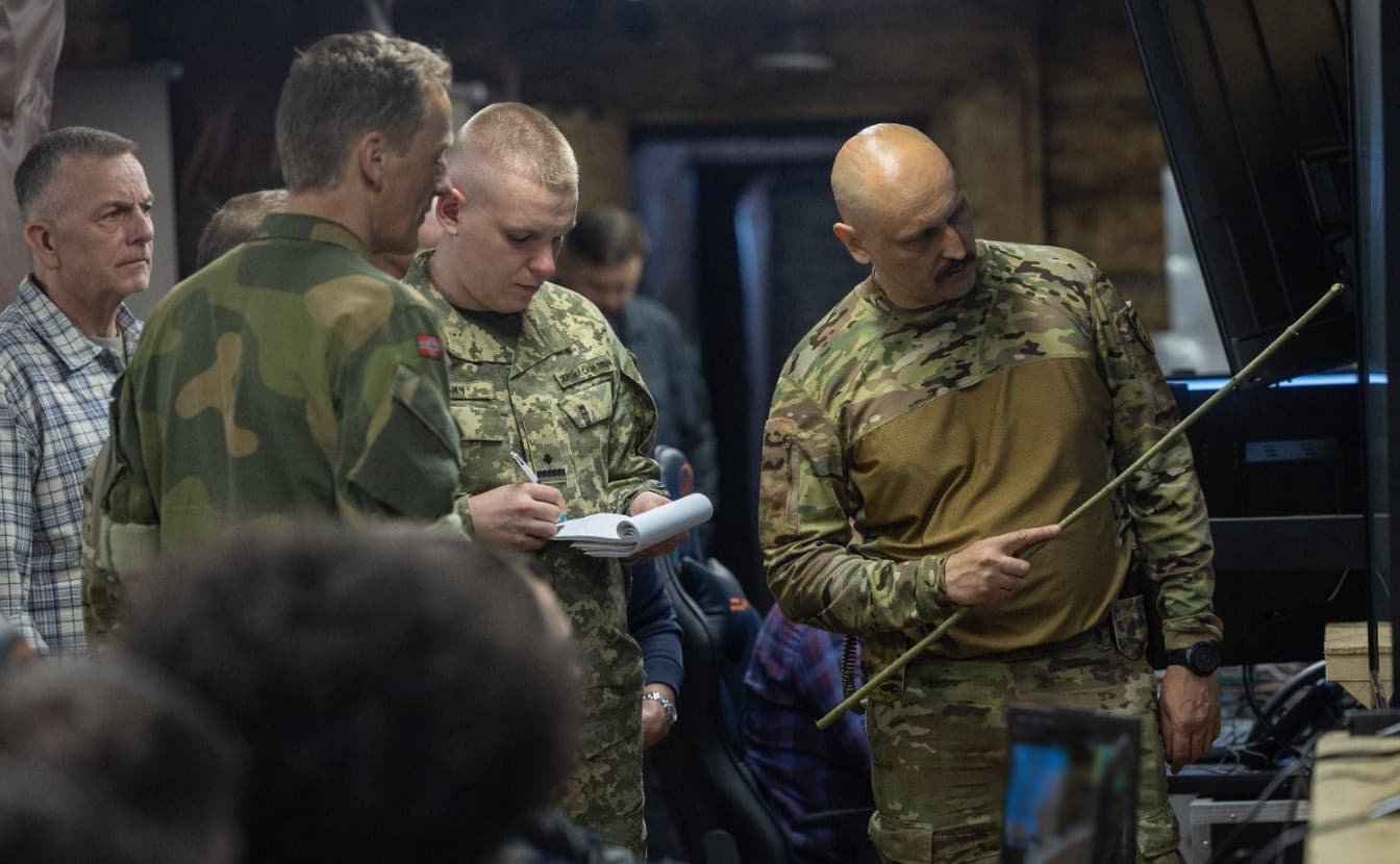 Командувач армії Норвегії зустрівся з українськими військовими на прифронтовій території