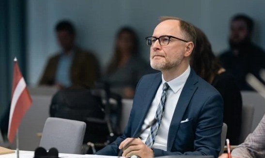 Міністр оборони Латвії подає у відставку через інцидент із дронами та критикує прем’єрку