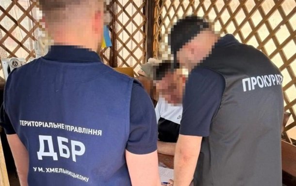 На Хмельниччині посадовцю ДМС оголосили підозру у шахрайстві з декларацією