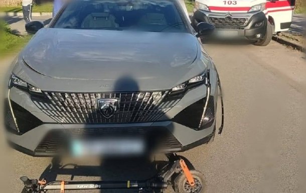 На Київщині автомобіль збив двох дітей на самокаті: подробиці аварії