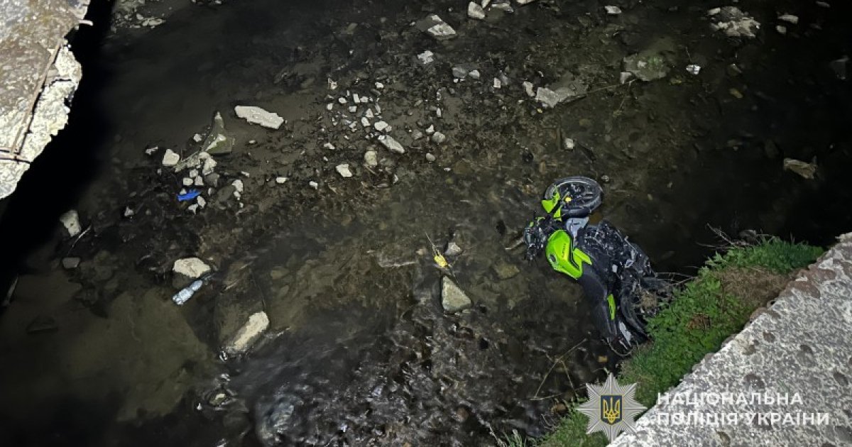 На Львівщині підлітка на мотоциклі госпіталізували після падіння у річку