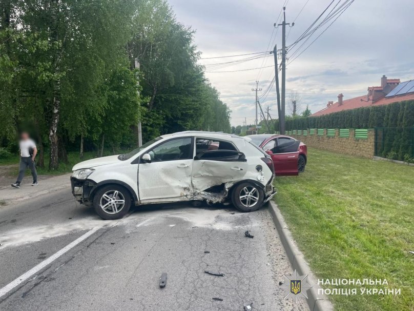 На Львівщині внаслідок аварії за участю Tesla та Ssang Yong госпіталізували трьох осіб