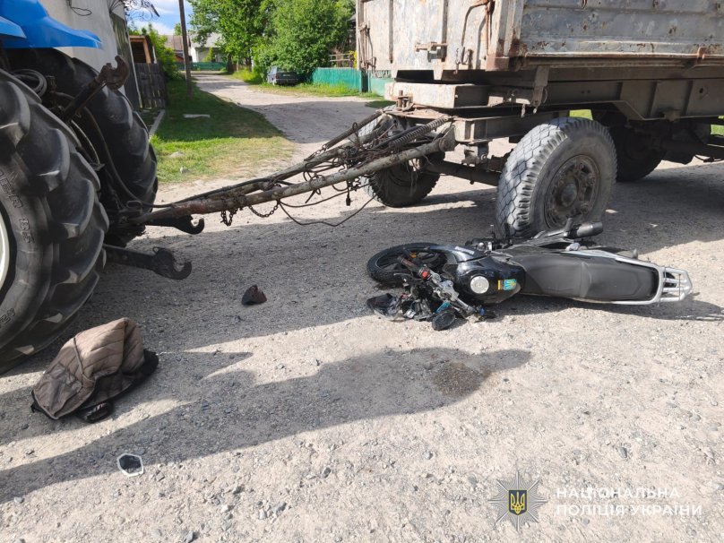 На Львівщині внаслідок ДТП з трактором постраждав 17-річний мотоцикліст: хлопця госпіталізували