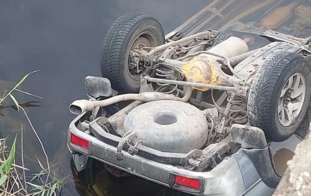 На Миколаївщині автомобіль з п'ятьма дітьми потрапив у ДТП і впав з мосту