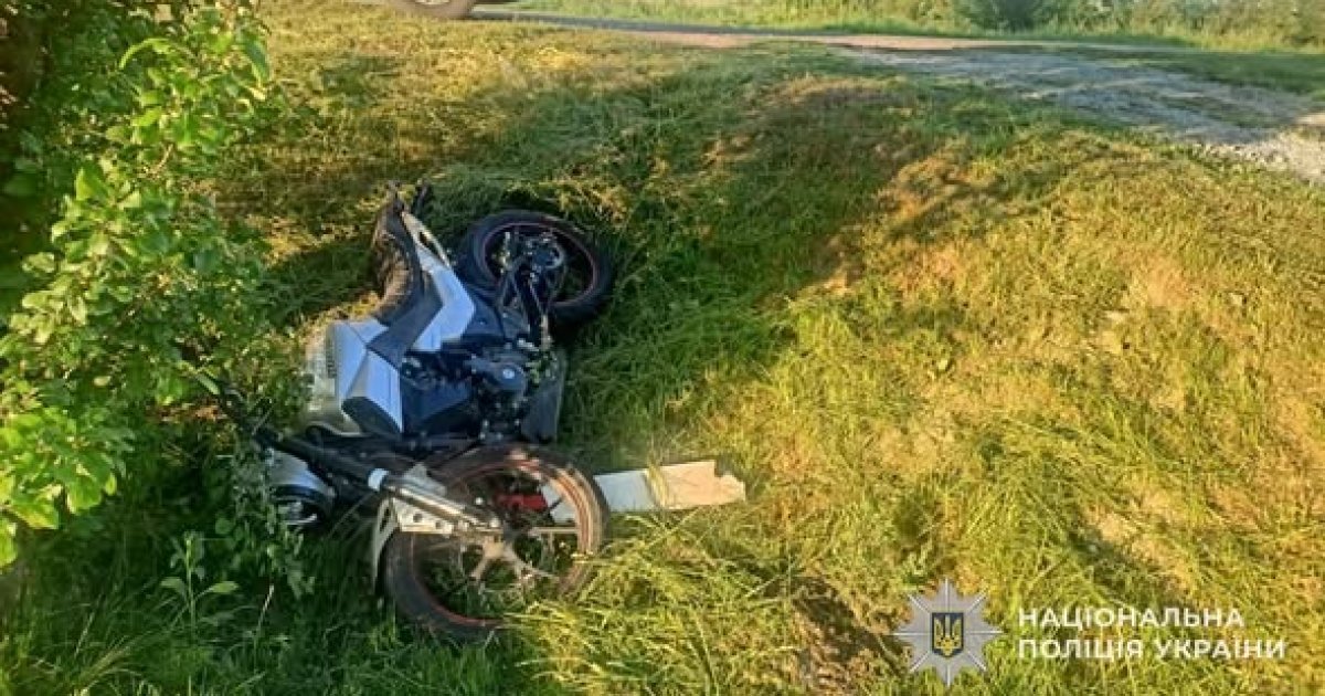 На Золочівщині під час ДТП 14-річний мотоцикліст втратив контроль і врезався в дерево