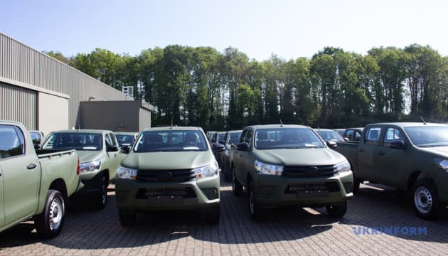 Нідерланди передали Україні понад 60 пікапів та безпілотні системи на підтримку обороноздатності