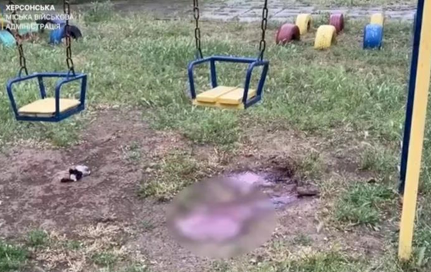 Обстріл дитячого майданчика у Херсоні: російські війська завдали удару по мирним жителям