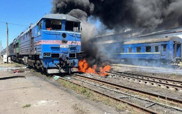 Російські війська завдали удару по локомотиву та вагонах на Миколаївщині