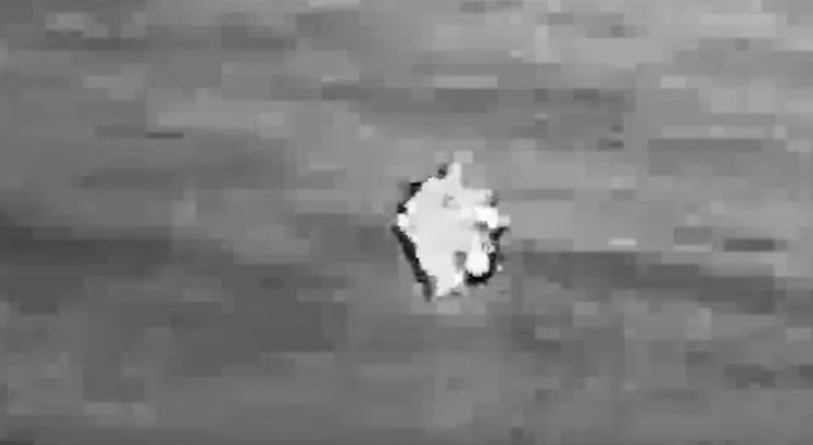 Розсекречені файли щодо НЛО: відео з таємничими фігурами у небі викликає нові питання про "занепалих ангелів"