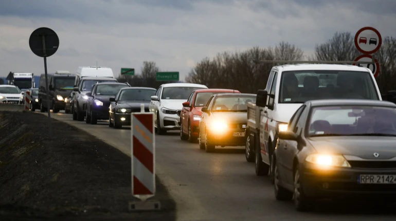 Сотні автомобілів утворили черги на пунктах пропуску на кордоні з Польщею: деталі ситуації