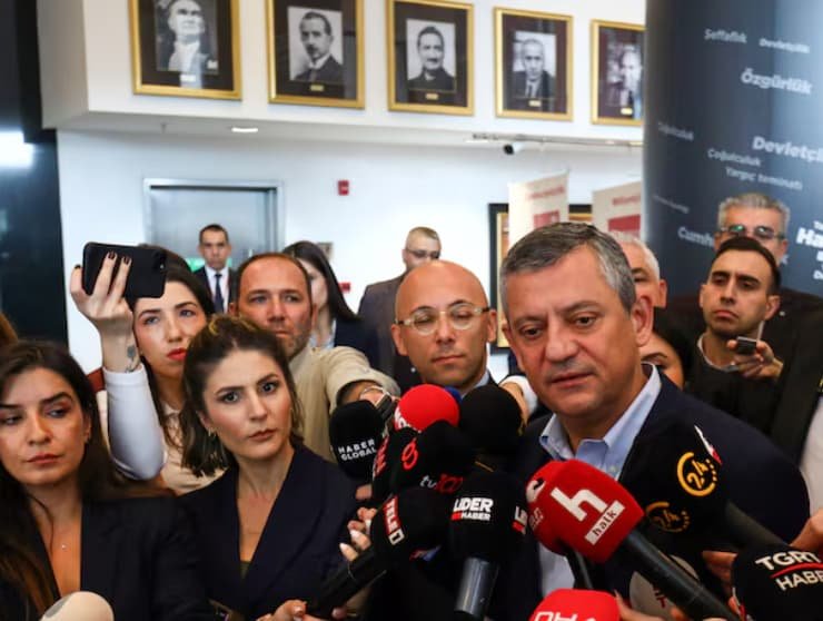 Суд у Туреччині відсторонив лідера ключової опозиційної партії від посади