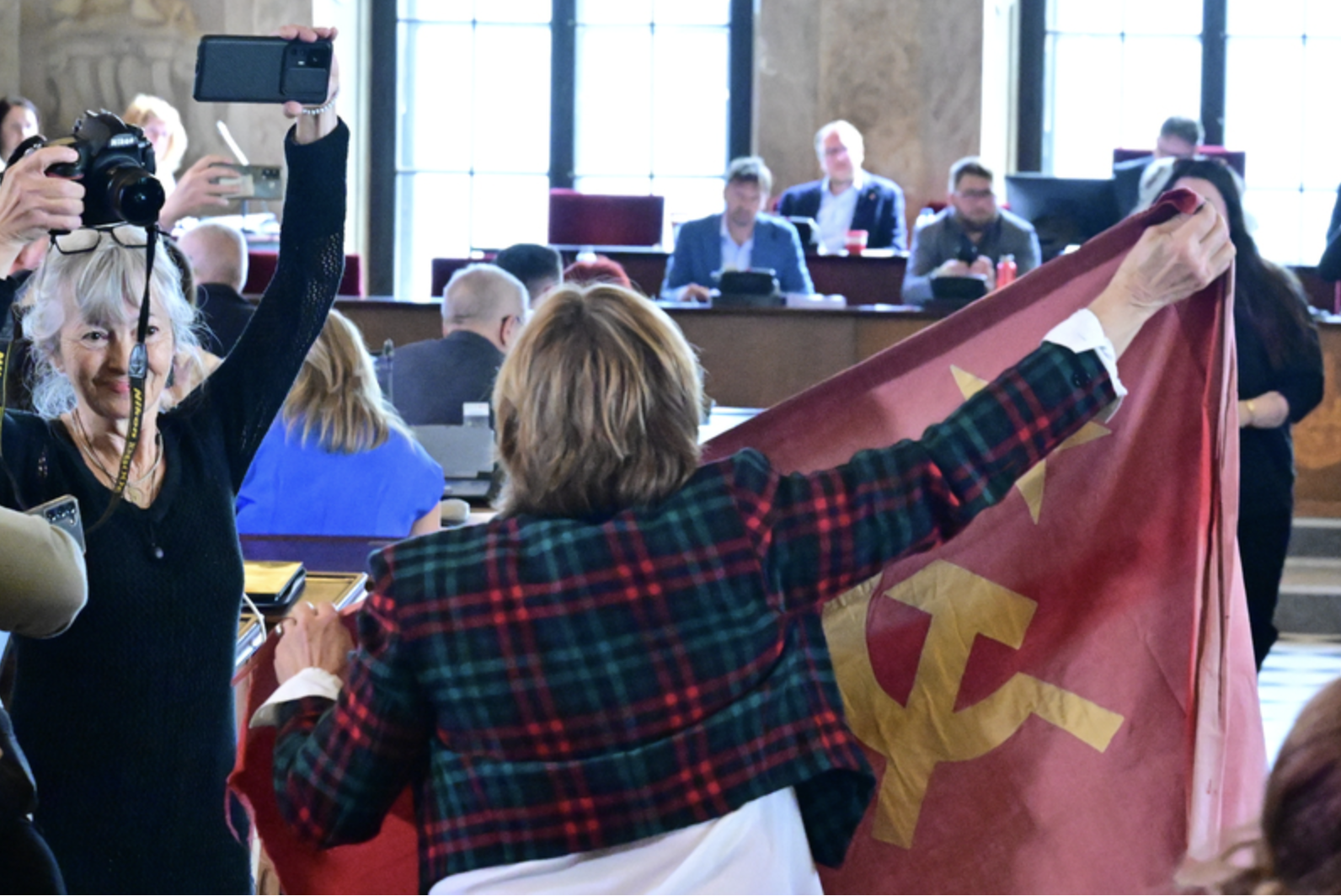 У Брно активістка виступила проти з’їзду судетських німців, принісши радянський прапор до міськради