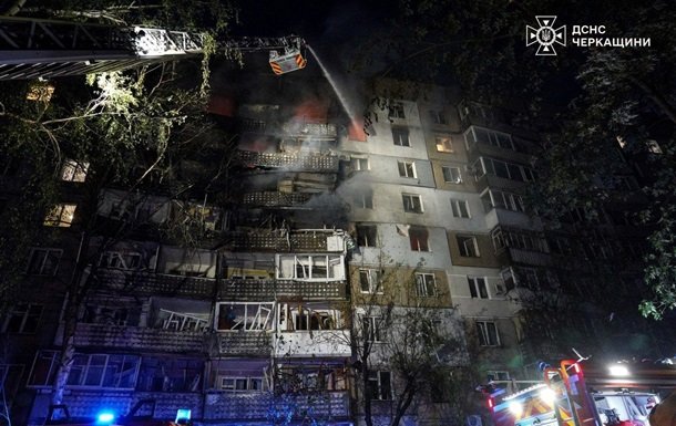 У Черкасах внаслідок атаки російського дрону на багатоповерхівку постраждало 11 осіб