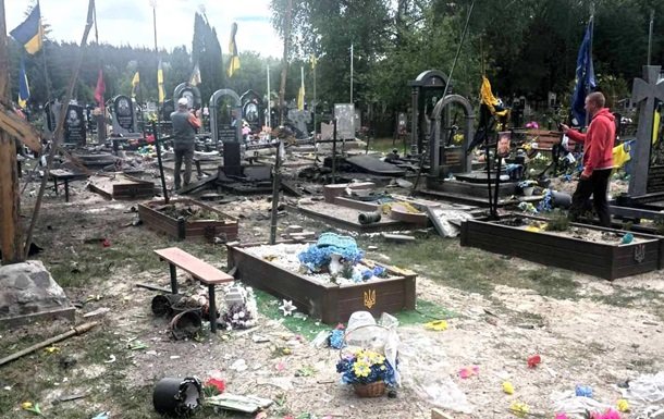 У Чернігівській області російські війська обстріляли кладовище: є поранена особа