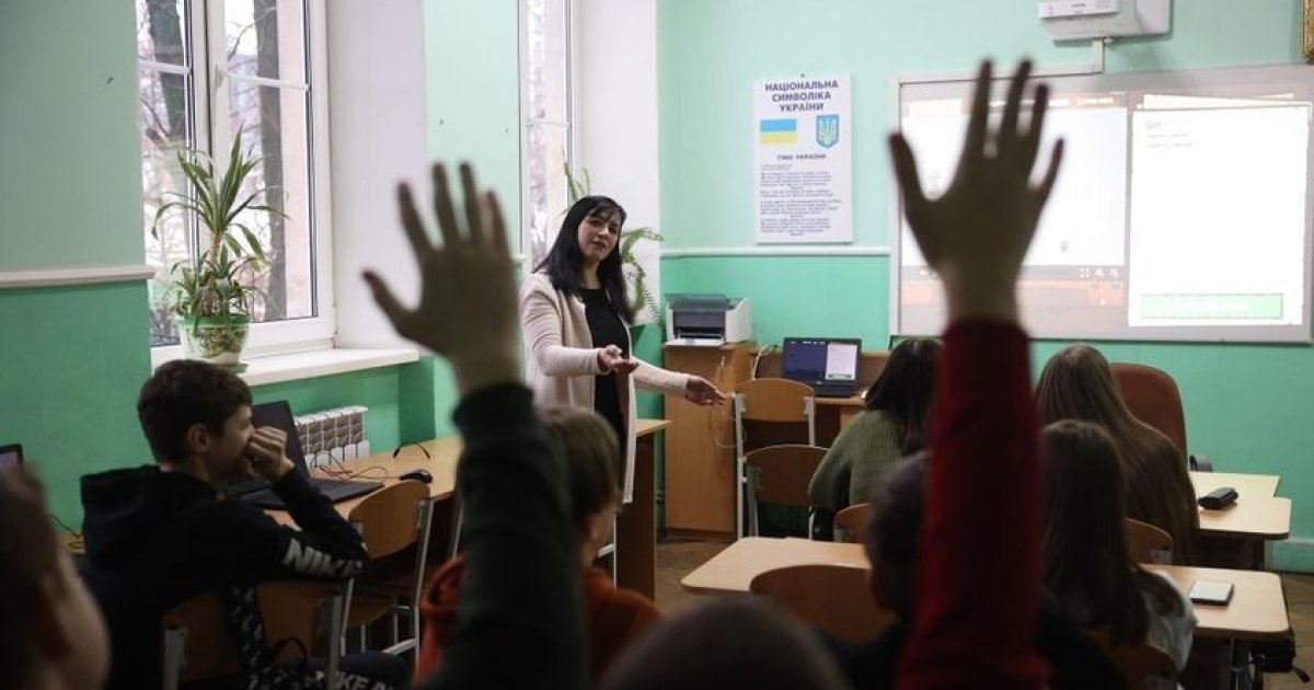 У Дрогобичі матір оштрафували за постійні прогули доньки у школі