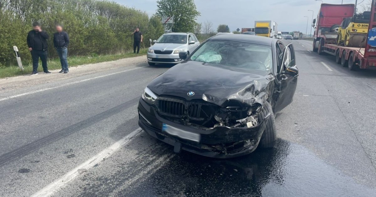У ДТП під Львовом Hyundai та BMW зіткнулися, один з автомобілів вилетів з дороги