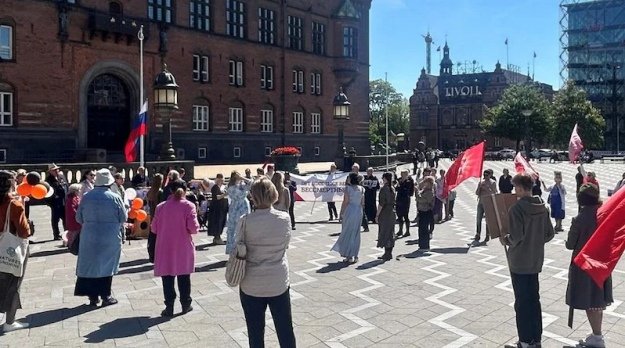 У Копенгагені група росіян відзначила День перемоги, активно протестуючи проти цього заходу