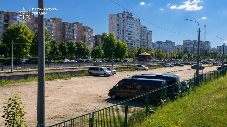 У Києві суд ухвалив рішення про демонтаж великої автостоянки на вулиці Бальзака