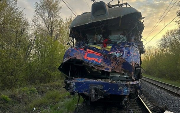 У Львівській області автокран зіткнувся з поїздом: одна людина загинула