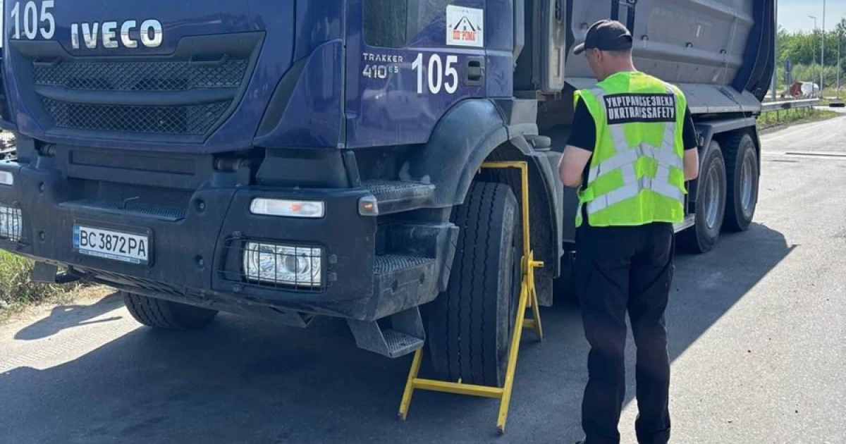У Львівській області оштрафували п’ятьох водіїв вантажівок за перевищення вагового режиму