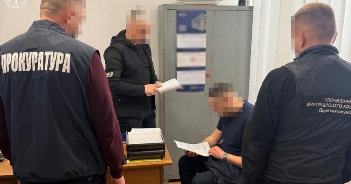 У Львові митника затримали за спробу пропуску автомобіля з контрабандними товарами на 7 мільйонів гривень