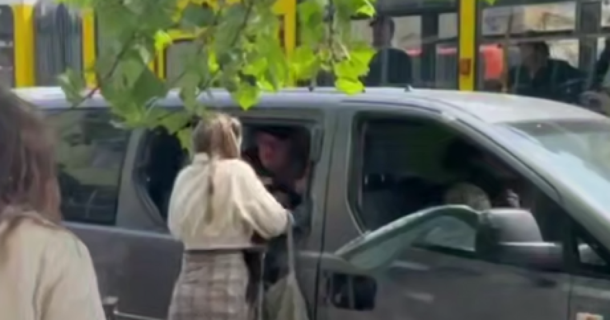 У Львові під час мобілізації чоловіка перехожі пошкодили авто ТЦК