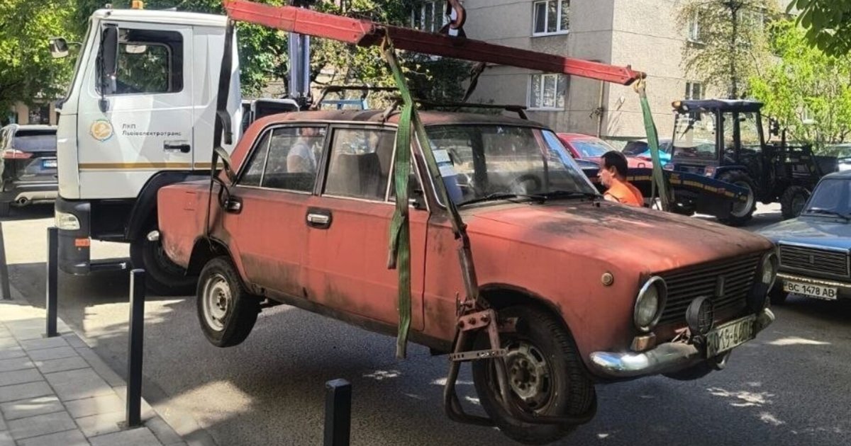 У Львові з вулиць прибрали п’ять покинутим автомобілів під час нової евакуації