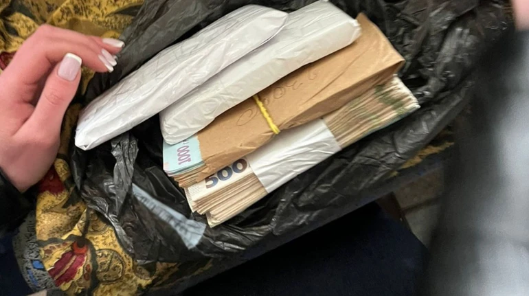 У Львові затримали посадовця вокзалу за корупційні зловживання у сфері парковки та користування туалетами