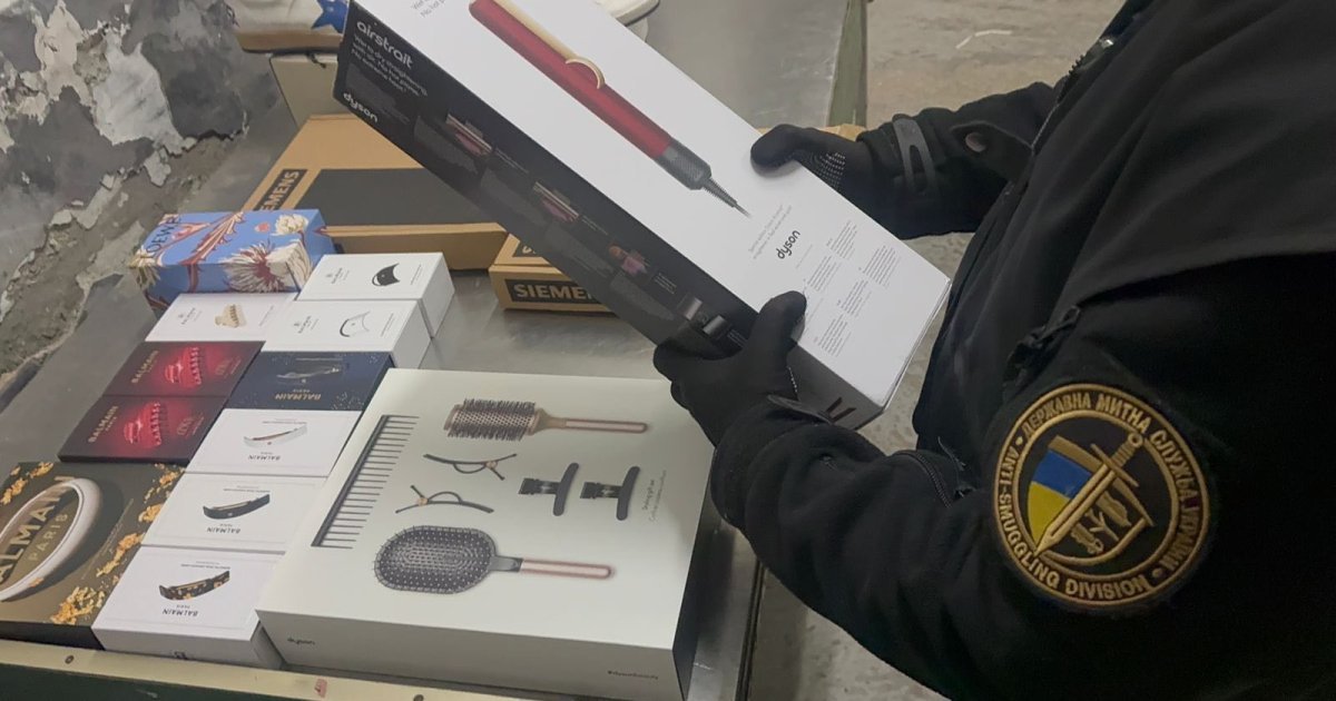 У «Шегинях» правоохоронці вилучили люксові товари на суму понад мільйон гривень від брендів Louis Vuitton, Cartier та Chanel