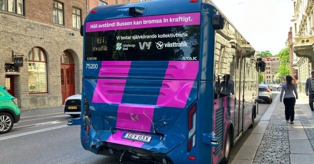 У Швеції безпілотний автобус зазнав аварії в день старту експлуатації