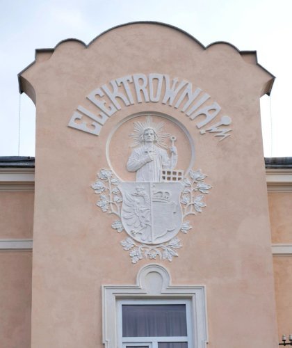 У Жовкві завершено реставрацію колишньої електростанції з міським гербом, виконану польськими майстрами