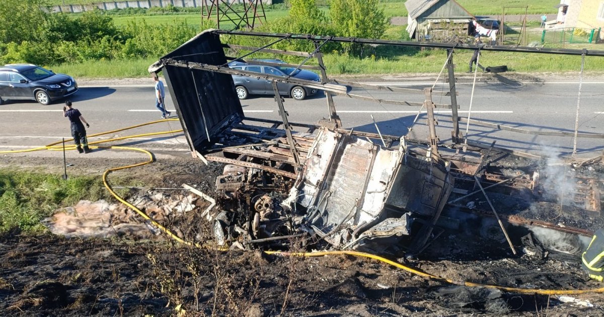 У Золочівському районі внаслідок ДТП загинула людина, вантажівка згоріла повністю