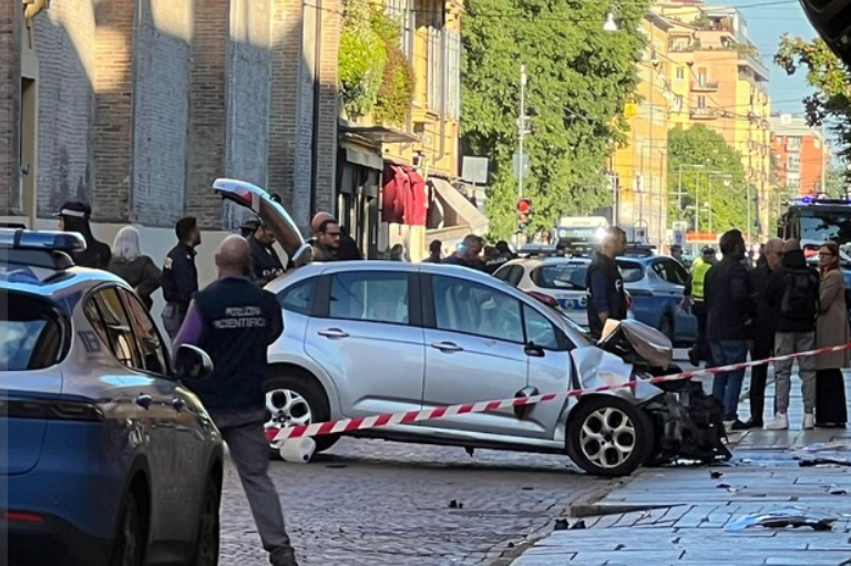 В Італійській Модені водій збив групу пішоходів, внаслідок чого постраждали люди