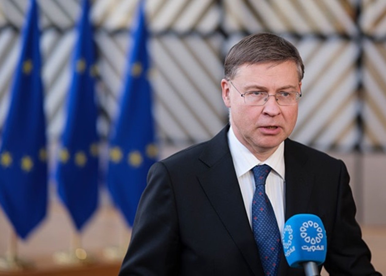 Єврокомісар підписав меморандум про надання макрофінансової допомоги Україні від ЄС