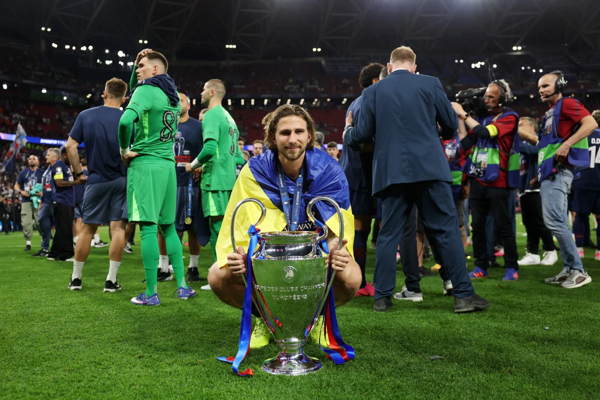 Забарний вперше презентував кубок Ліги чемпіонів разом із прапором України