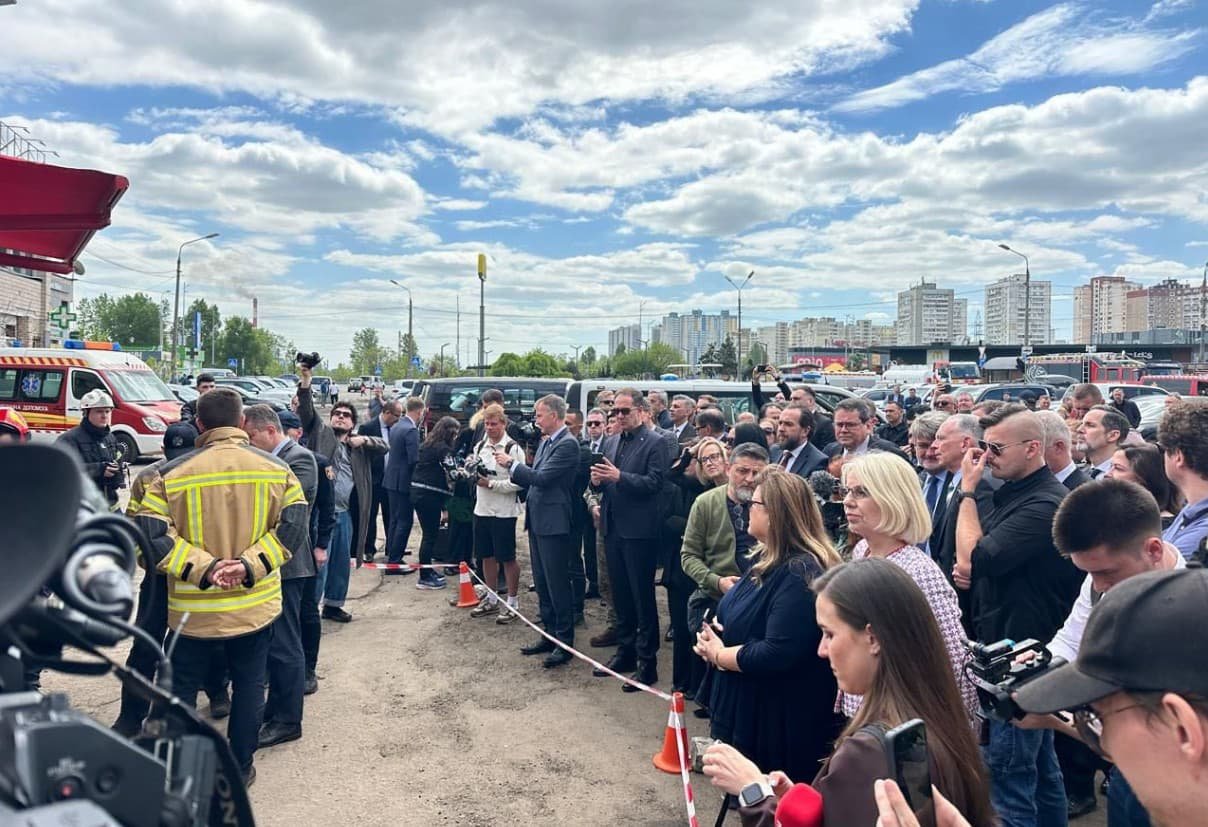 Західні дипломати ознайомилися з місцем ракетного удару в Києві, де загинули 24 особи